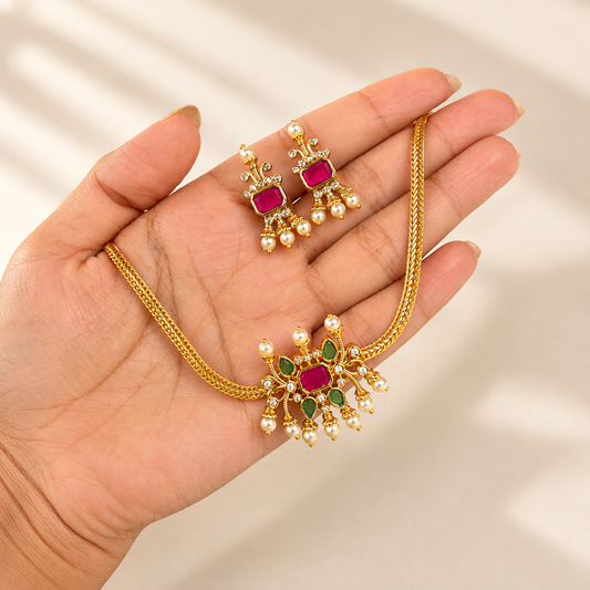 Single Pendant Gold Tone Necklace Set
