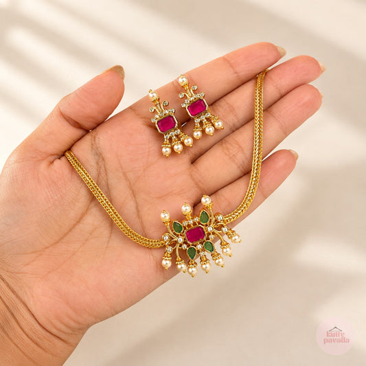 Single Pendant Gold Tone Necklace Set